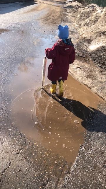 Любимые лужи , на дороге встретим- не пройдем #лужи!) #весна #скоропасха #любимыйребенок