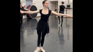 УПРАЖНЕНИЯ НА СЕРЕДИНЕ ЗАЛА