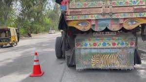 Поломка заднего моста грузовика. Пакистанский автосервис на дороге