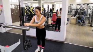 Тренировка в фитнес клубе.