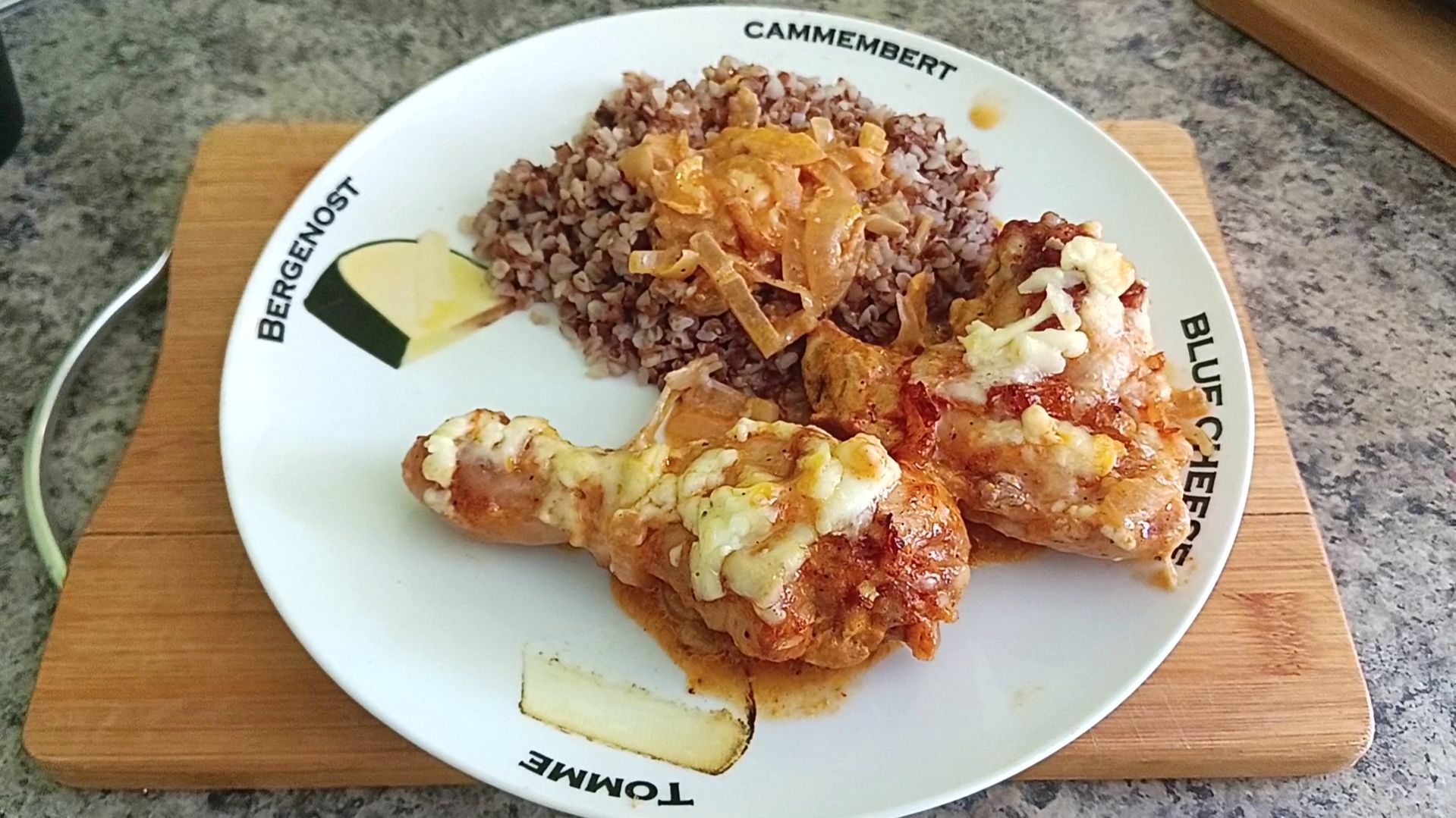 Куриные крылья и куриные голени с сыром, луком, чесноком, специями и майонезом запеченные в духовке