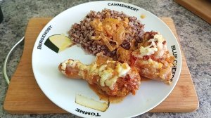 Куриные крылья и куриные голени с сыром, луком, чесноком, специями и майонезом запеченные в духовке