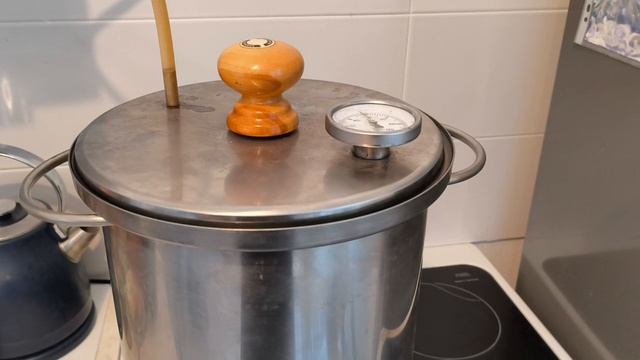 Пока дачный сезон не начался, копчу курицу на кухне, а не на мангале.