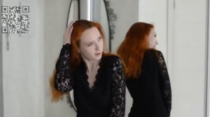 Девушка у зеркала.