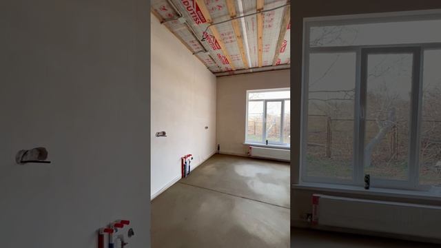 Большой дом с мастер спальней, навесом и детской площадкой