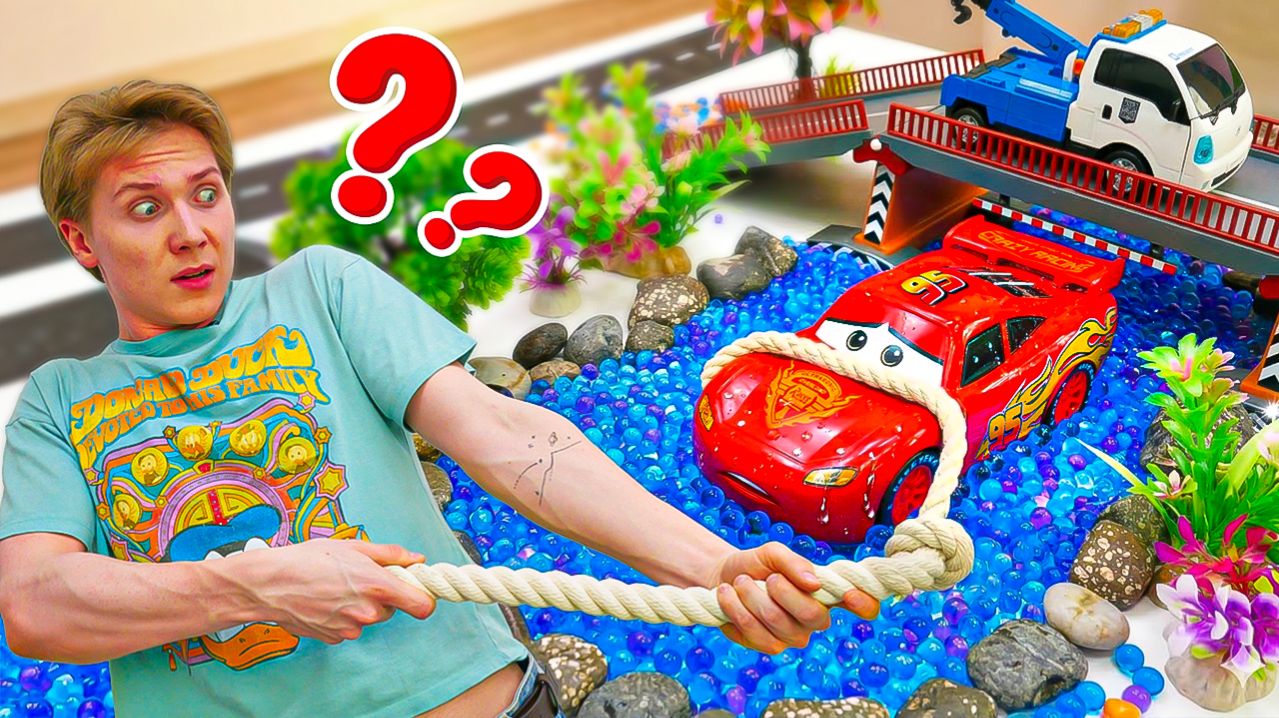 Маквин в беде! Торопился на тренировку и упал с моста. Кто спасёт гоночную машинку?