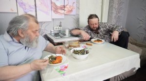 Мама организовала домашний обед из котлет и салата чтобы мы вкусно поели ПОДВАЛ ИЛЬИЧА вкусная еда