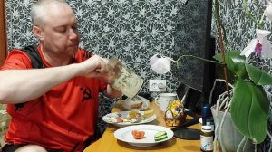 Мукбанг. На завтрак жареные яйца с колбасой и сосисками. Еда на камеру.