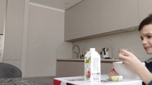 Вкусный завтрак: овсяная кашка на молоке с финиковым сиропом и голубикой. Хлебе с маслом и сыром.