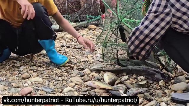 ПОЛНОЕ ВИДЕО: 25 дней в дикой природе ставлю ловушки ловлю рыбу продаю улов и помогаю девочке-сироте