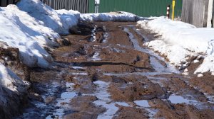 Грязь и лужи вместо асфальта: жители поселка Некрасовское жалуются на разбитую дорогу