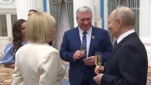 Кадры неформального общения Президента с лауреатами премий 
в области культуры ✨🎉👏🇷🇺🌹
