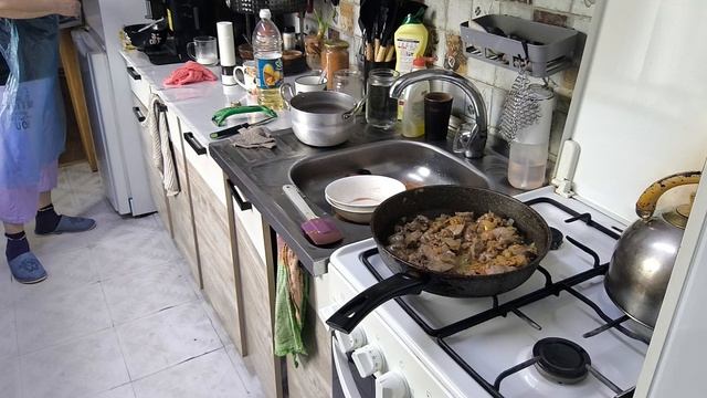 Готовлю ужин и поговорить.