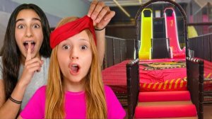 Настя и Эвелин соревнуются в парке приключений.