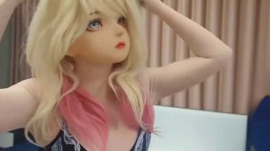 Кигуруми-куколка нежится в постели.)