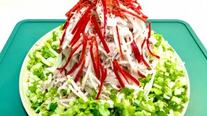 Салат «Вулкан» с дайконом и мясом.