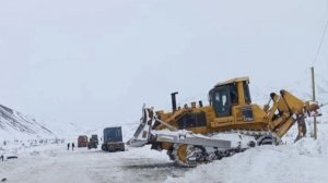 Последствия снежного циклона устраняют в Магадане