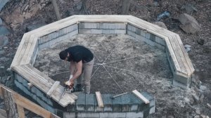 Строю беседку и готовлю мясо на костре.