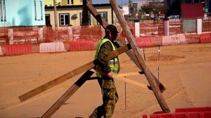 В микрорайоне "Юность" продолжаются работы по благоустройству зеленой зоны на улице Артюхиной