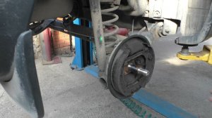 Замена задних тормозных колодок на Renault Sandero Stepway 1,6 Рено Сандеро Степвей 2020