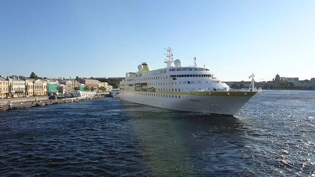 Отход круизника от причала