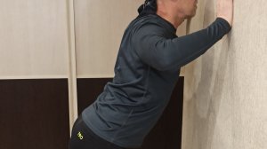 16- Отжимание от стены (Wall press)