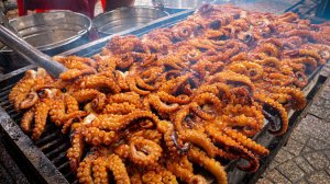 Недорогие и свежие вьетнамские морепродукты, приготовленные на гриле