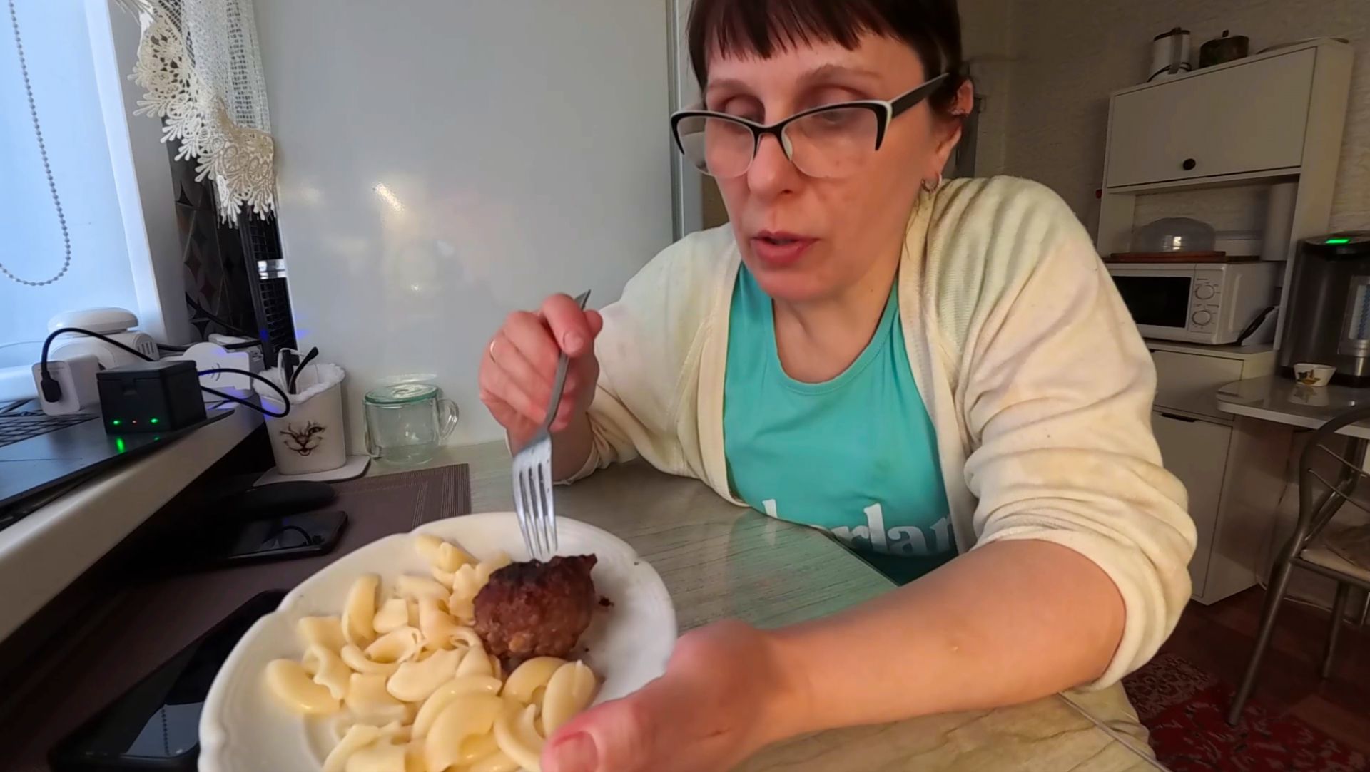 Вкусно поужинала и семью накормила. Управилась по хозяйству и на этом все смотреть онлайн