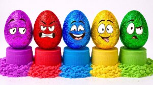 Мультики для детей и малышей. Учимся делать радужный торт из кинетического песка.