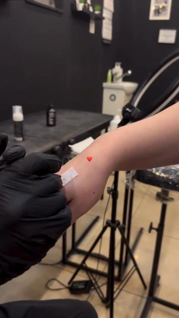 дочка выбрала место будущей татуировки для мамы #тату #tattoo