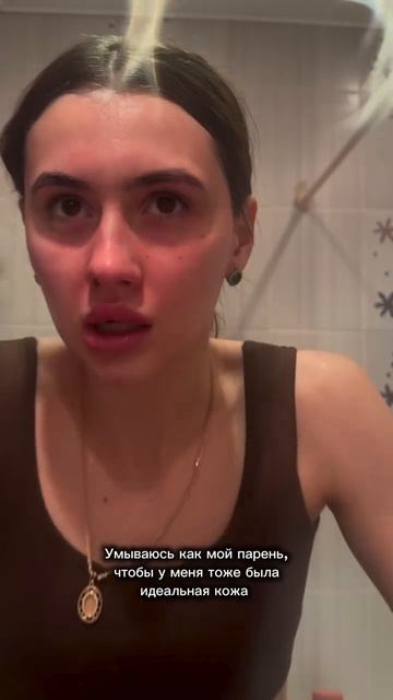 Умывается как парень