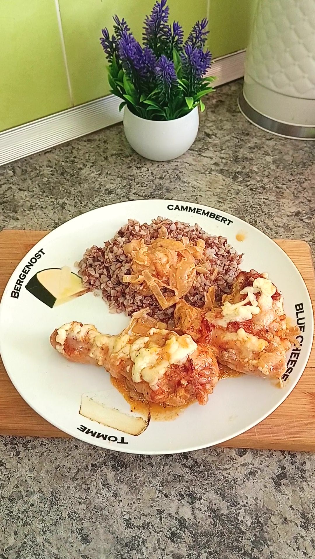 Куриные крылья и голени запеченные в духовке с луком, сыром, специями, чесноком и майонезом