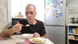 Мукбанг бутерброд и каша.