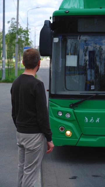 Не стойте близко к дороге