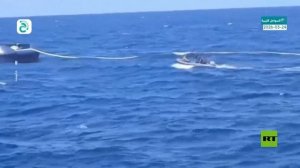 مشاهد توثق تثبيت السلطات الليبية للناقلة الروسية المتضررة تمهيدا لسحبها إلى موقع آمن