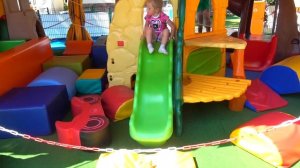 Настя играет на детской площадке , прыгает на батуте в