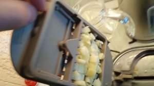 Измельчитель электрический Moulinex нарезает яблоки