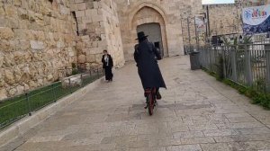 Иду с нашими цветами на Гроб Господень - в Старый город Иерусалима во время войны