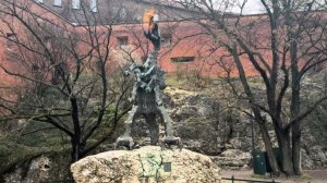 Огнедышащий дракон, который был убит королем Краком, тем самым Краком, который  основал город Краков