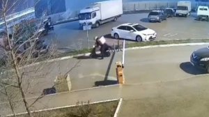 Курьер протаранила шлагбаум в коттеджном поселке Краснодара.

Как пишут в соцсетях, девушка спешила