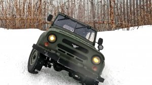 Радиоуправляемый УАЗик по талому снегу