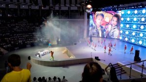 Как танцуют и поют ребята в детском лагере Орлёнок