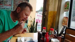 Наловчился есть палочками)