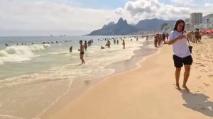 КРАСОТКИ В БИКИНИ БЕЗ СТЕСНЕНИЯ ПОКОРЯЮТ ПЛЯЖ