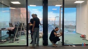 Офисные перегородки с черным профилем Офикон. Матовая пленка