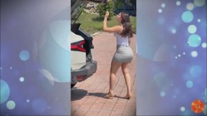 Красивые девушки в летней форме на прогулке в городе.