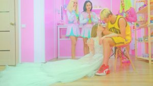 ДИАНА и СМАЙЛ ОБЪЯВИЛИ О ПОМОЛВКЕ - И СДЕЛАЛИ ЭТО ПРЯМО В ШКОЛЕ!!!