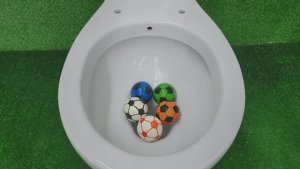 Мультики для малышей . Играем с маленькими футбольными мячами . Весёлый мультик для детей