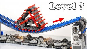 Гусеничная машина LEGO наехала на шипы и ловушку для снаряжения