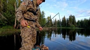 ПОСТРОИЛ ПЛОТ И НАЛОВИЛ С НЕГО РЫБЫ. ОГРОМНЫЙ ОКУНЬ. СЛОМАЛ СПИННИНГ В 2 МЕСТАХ